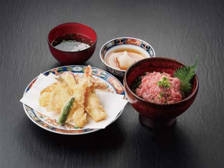 ねぎトロ丼と上天ぷら盛り合せ